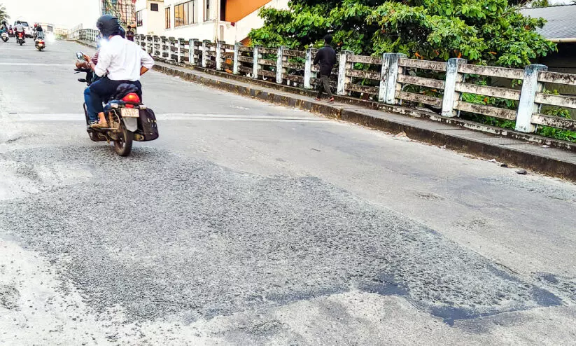 ഒറ്റ രാത്രി കൊണ്ട് പുല്ലേപ്പടി പാലം   നേരെയാക്കി...