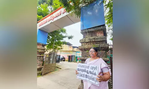 വഴിക്കായി കലക്ടറേറ്റിൽ 70കാരിയുടെ ഏകാംഗസമരം