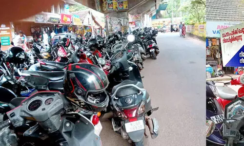 പൊ​ലീ​സ് നിർദേശം കാറ്റിൽപറത്തി നീ​ലേ​ശ്വ​രം മേ​ൽ​പാ​ല​ത്തി​ന് താ​ഴെ പാ​ർ​ക്കി​ങ്