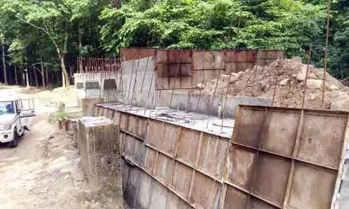 പാലം നിർമാണത്തില്‍ അപാകത ആരോപിച്ച് നാട്ടുകാരുടെ പ്രതിഷേധം