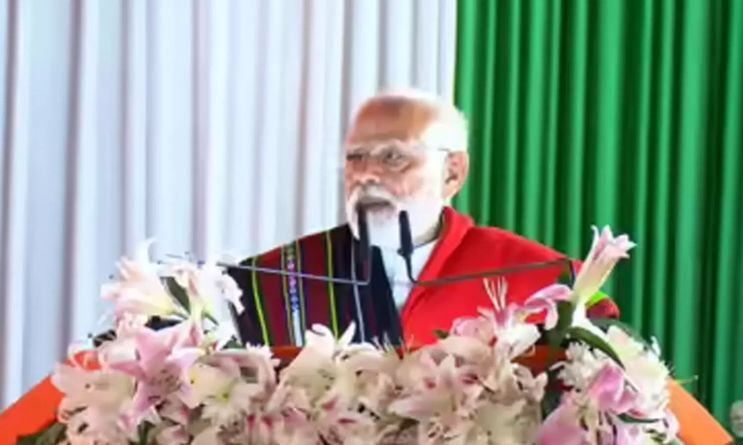 അക്രമം മണിപ്പൂരിനെ വിഴുങ്ങി, പുരോഗതിക്ക് സമാധാനം വേണം മണിപ്പൂരിൽ മോദി; പ്രഹസനമെന്ന് ഖാർഗെ