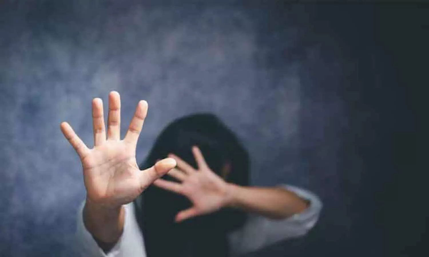 പെൺകുട്ടിയെ നഗ്നയാക്കി ലഹരി വലിപ്പിച്ചു, വിഡിയോ പകർത്തി പ്രചരിപ്പിച്ചു; പ്രായപൂർത്തിയാകാത്ത ആറ് വിദ്യാർഥികൾ അറസ്റ്റിൽ