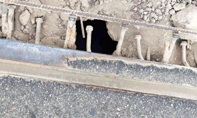 മേൽപാലം എക്സ്പൻഷൻ ജോയന്റ് തകർച്ച; കുലുക്കമില്ലാതെ അധികൃതർ മേൽപാലം എക്സ്പൻഷൻ ജോയന്റ് തകർച്ച; കുലുക്കമില്ലാതെ അധികൃതർ