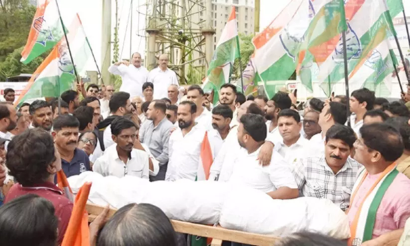 ദേശീയപാതയുടെ ദുരവസ്ഥയിൽ; കോൺഗ്രസിന്റെ പ്രതീകാത്മക പ്രതിഷേധം ദേശീയപാതയുടെ ദുരവസ്ഥയിൽ; കോൺഗ്രസിന്റെ പ്രതീകാത്മക പ്രതിഷേധം