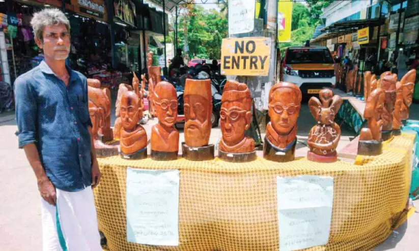 തെങ്ങിൻതടികളിൽ ശിൽപങ്ങൾ തീർത്ത് പ്രമോദ് തെങ്ങിൻതടികളിൽ ശിൽപങ്ങൾ തീർത്ത് പ്രമോദ്