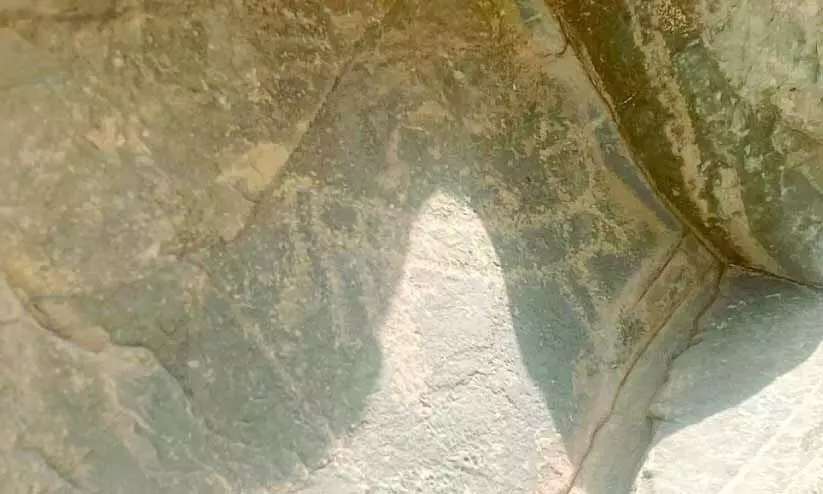 സുഹാറിൽ അപൂർവ ശിലാചിത്രങ്ങളും കൊത്തുപണികളും കണ്ടെത്തി സുഹാറിൽ അപൂർവ ശിലാചിത്രങ്ങളും കൊത്തുപണികളും കണ്ടെത്തി