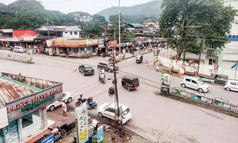 കുരുക്കിൽ വലഞ്ഞ് അടിമാലി; നട്ടംതിരിഞ്ഞ് ജനം കുരുക്കിൽ വലഞ്ഞ് അടിമാലി; നട്ടംതിരിഞ്ഞ് ജനം