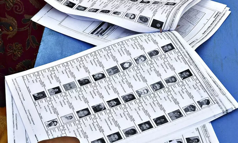 ആറ്റിങ്ങലില് 2.61 ലക്ഷം ഇരട്ടവോട്ട്; മുഖ്യതെരഞ്ഞെടുപ്പ് ഓഫീസർക്ക് അടൂർ പ്രകാശിന്റെ പരാതി ആറ്റിങ്ങലില് 2.61 ലക്ഷം ഇരട്ടവോട്ട്; മുഖ്യതെരഞ്ഞെടുപ്പ് ഓഫീസർക്ക് അടൂർ പ്രകാശിന്റെ പരാതി