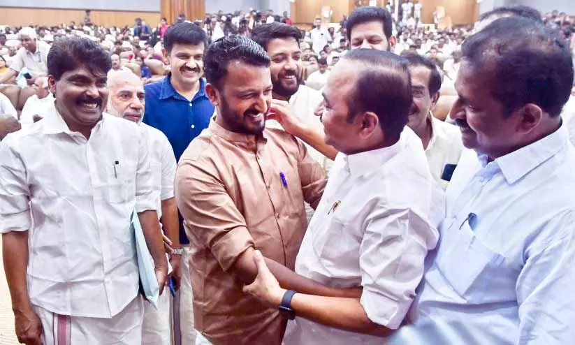 പൊതുവേദിയിൽ രാഹുൽ മാങ്കൂട്ടത്തിലിനെ ആശ്ലേഷിക്കുന്ന വി.ഡി. സതീശൻ. ടി. സിദ്ദിഖ്, കെ.പി.എ. മജീദ്, ഷാഫി പറമ്പിൽ, സന്ദീപ് വാര്യർ, വി.കെ. ശ്രീകണ്ഠൻ തുടങ്ങിയവർ സമീപം