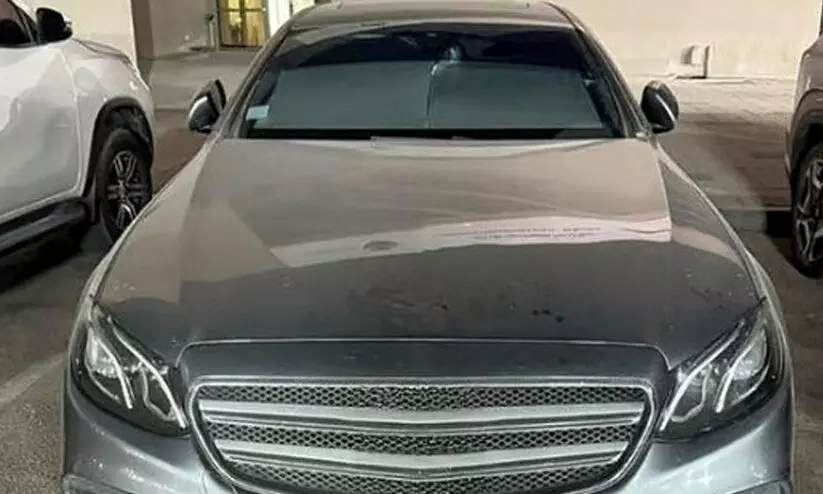 അപകടകരമായ ഓവർടേക്കിങ്: കാർ ദുബൈ പൊലീസ് പിടികൂടി അപകടകരമായ ഓവർടേക്കിങ്: കാർ ദുബൈ പൊലീസ് പിടികൂടി