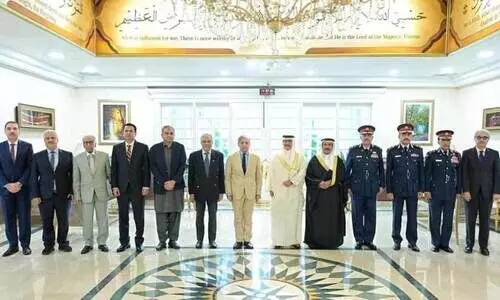 പാ​കി​സ്താ​ൻ പ്ര​സി​ഡ​ന്റും പ്ര​ധാ​ന​മ​ന്ത്രി​യും ബ​ഹ്റൈ​ൻ ആ​ഭ്യ​ന്ത​ര​മ​ന്ത്രി​യു​മാ​യി കൂ​ടി​ക്കാ​ഴ്ച ന​ട​ത്തി