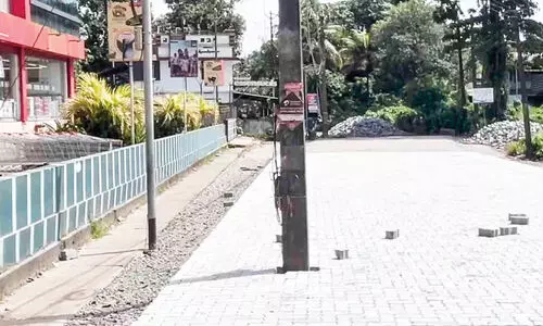 വൈദ്യുതി തൂൺ റോഡിൽ നിർത്തി ടൈൽസ് വിരിച്ചു