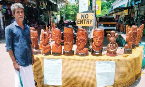 തെങ്ങിൻതടികളിൽ ശിൽപങ്ങൾ തീർത്ത് പ്രമോദ്