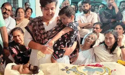 ഹൃദയം ദാനം ചെയ്ത ഐസക് ജോർജ്ജിന്റെ അന്ത്യയാത്രയിൽ നാടിന്റെ കണ്ണീരലകളലിഞ്ഞു; പിന്നെയും മിടിച്ച് ഐസകിന്റെ ഹൃദയം ഹൃദയം ദാനം ചെയ്ത ഐസക് ജോർജ്ജിന്റെ അന്ത്യയാത്രയിൽ നാടിന്റെ കണ്ണീരലകളലിഞ്ഞു; പിന്നെയും മിടിച്ച് ഐസകിന്റെ ഹൃദയം