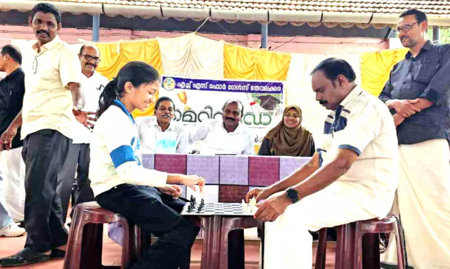 എം.എൽ.എക്ക്​ ‘ചെക്ക്​’ വെച്ച്​ സഹോദരിമാർ