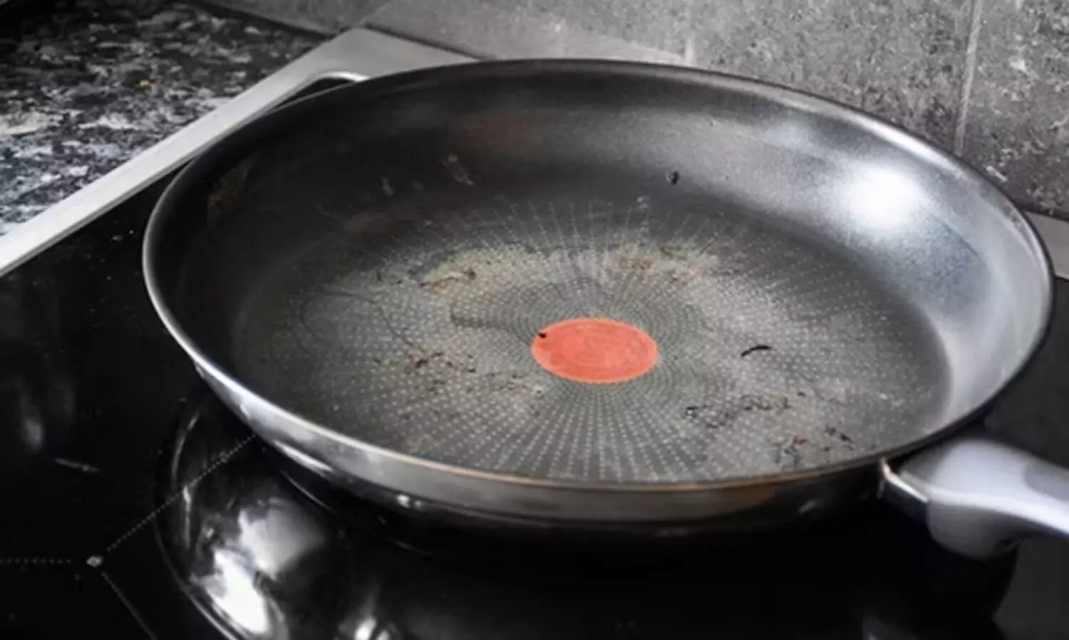 അടുക്കളയിൽ നിത്യവും ഉപയോഗിക്കുന്ന ഈ മൂന്ന് സാധനങ്ങൾ വലിച്ചെറിയൂ; മുന്നറിയിപ്പുമായി എയിംസ് ഡോക്ടർ