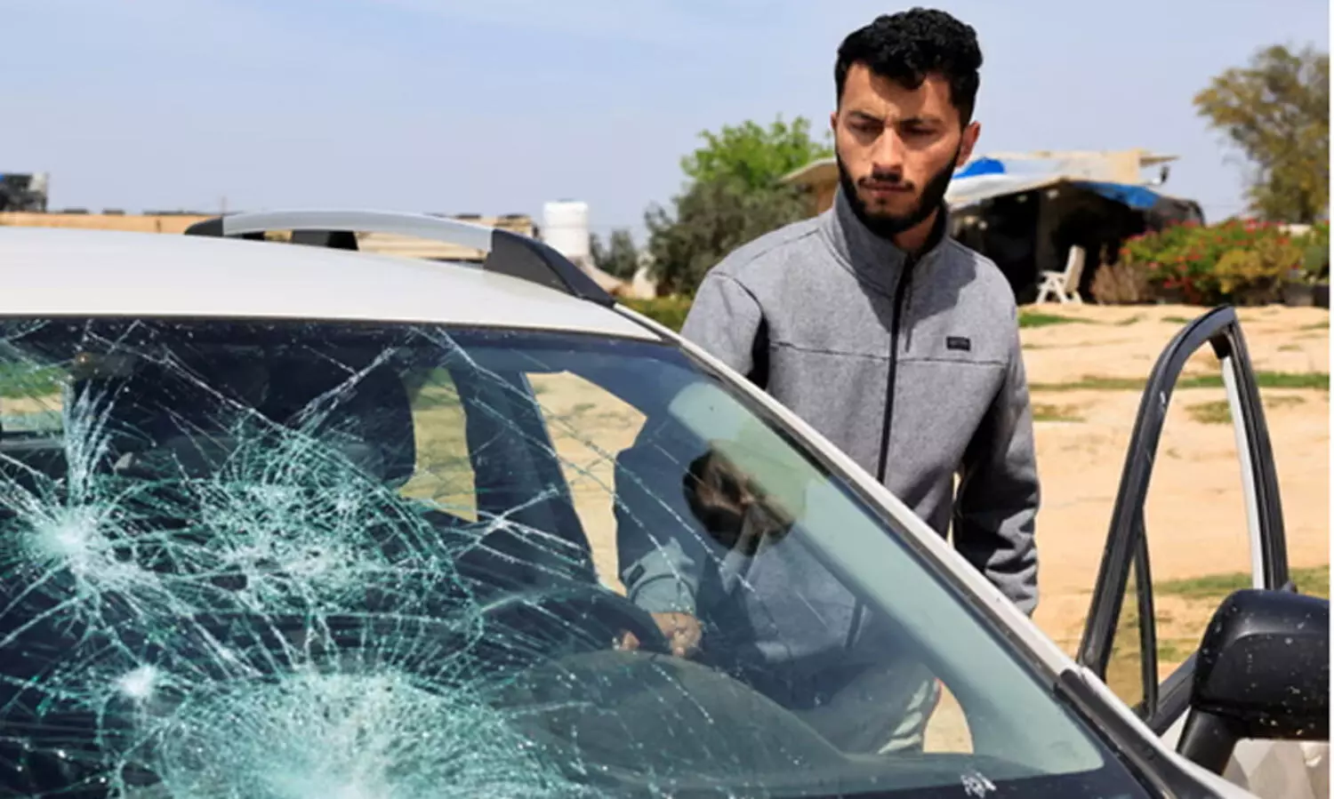 ഓസ്കർ ജേതാവ് ബാസിൽ അദ്റയുടെ വീട്ടിലും ഇസ്രായേൽ റെയ്ഡ്; ഭാര്യയെ ചോദ്യം ചെയ്തു, അമ്മാവനെ പിടിച്ചുവെച്ചു