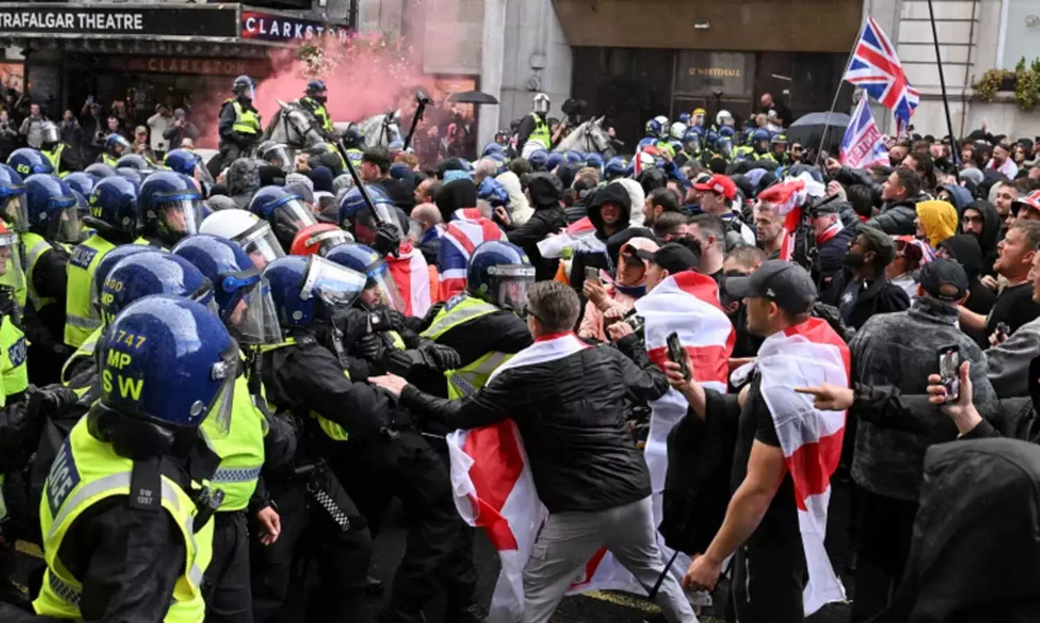 യു.കെയിൽ ലക്ഷം പേരുടെ കുടിയേറ്റ വിരുദ്ധ റാലി; ഈ വർഷം ഇതുവരെ 28,000ലേറെ പേരാണ് രാജ്യത്തെത്തിയത്