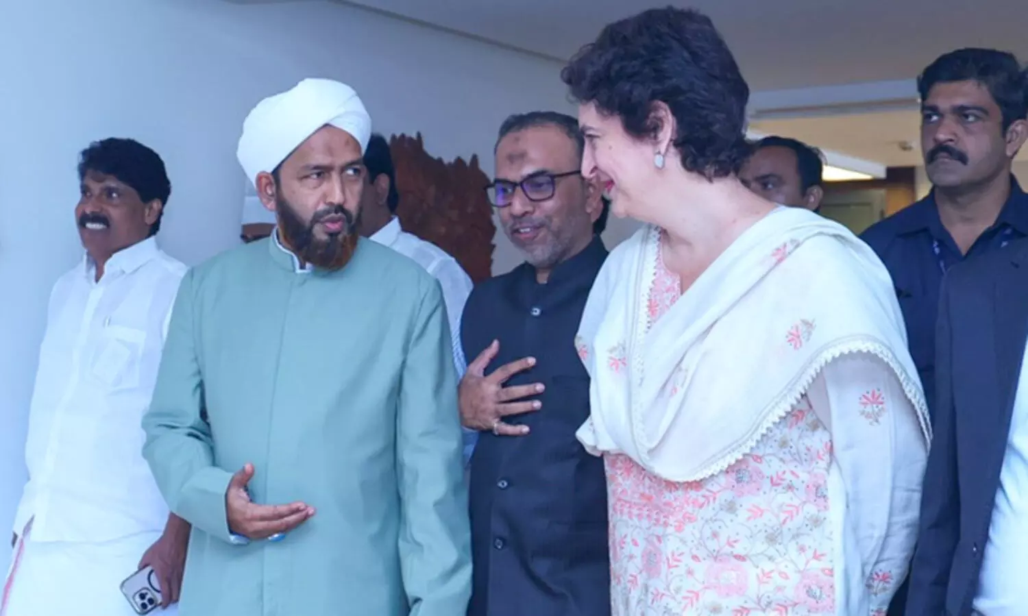 പ്രിയങ്ക ഗാന്ധി മ​ര്‍ക​സ് നോ​ള​ജ് സി​റ്റി​യിൽ; അ​ബ്ദു​ല്‍ ഹ​കീം അ​സ്ഹ​രി​യു​മാ​യി കൂ​ടി​ക്കാ​ഴ്ച