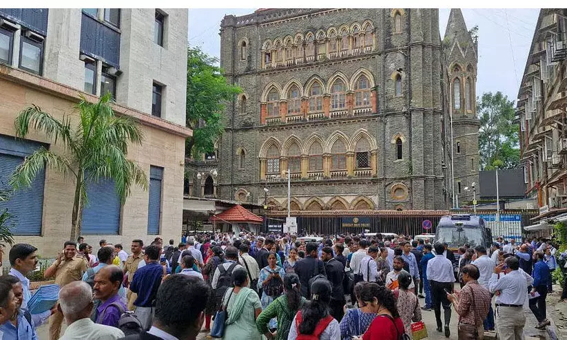 ബോംബെ ഹൈകോടതിയിലേക്ക് ഇ-മെയിലിൽ വ്യാജ ബോംബ് ഭീഷണി: കോടതി കെട്ടിടം ഒഴിപ്പിച്ചു; അജ്ഞാതനെതിരെ എഫ്‌.ഐ.ആർ