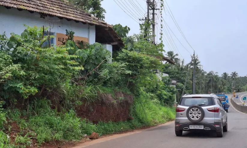നടപ്പാത നിർമാണം; കല്ലങ്കൈയിൽ സ്കൂൾ കെട്ടിടം തകർച്ചഭീഷണിയിൽ