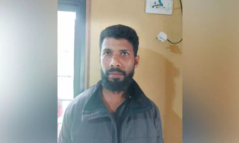 വെ​ടി​യു​ണ്ട​ക​ളു​മാ​യി യു​വാ​വ് പി​ടി​യി​ൽ