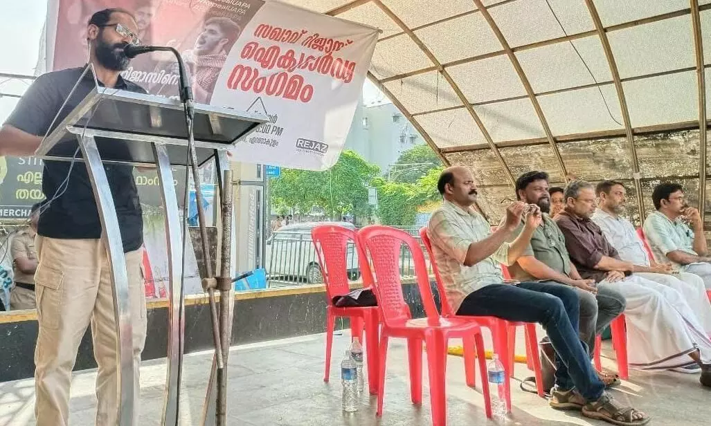 റിജാസ് ഐക്യദാർഢ്യ പരിപാടിയിൽ പങ്കെടുത്തവർക്കെതിരെ കേരള പൊലീസ് കേസെടുത്തത് സംഘ്പരിവാറിനെ തൃപ്തിപ്പെടുത്താൻ -സുരേന്ദ്രൻ കരിപ്പുഴ