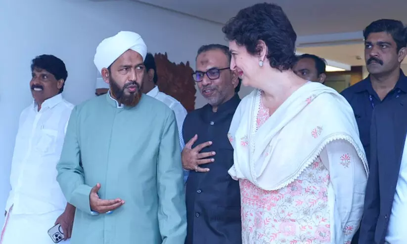 പ്രിയങ്ക ഗാന്ധി മ​ര്‍ക​സ് നോ​ള​ജ് സി​റ്റി​യിൽ; അ​ബ്ദു​ല്‍ ഹ​കീം അ​സ്ഹ​രി​യു​മാ​യി കൂ​ടി​ക്കാ​ഴ്ച