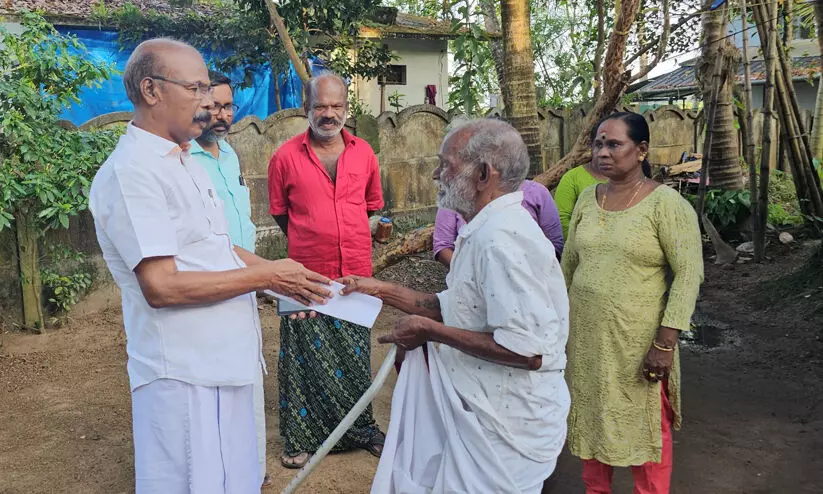 സുരേഷ് ഗോപി മടക്കിയ നിവേദനം  സി.സി. മുകുന്ദൻ എം.എൽ.എ ഏറ്റുവാങ്ങി