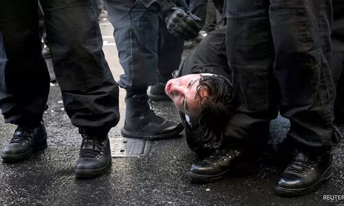 കുടിയേറ്റക്കാർ യു.കെ കയ്യടക്കുന്നുവെന്ന് ആരോപണം, ലണ്ടനിൽ കൂറ്റൻ റാലിയുമായി തീവ്ര വലതുപക്ഷ സംഘടന, ആക്രമണത്തിൽ  പൊലീസുകാർക്ക് പരിക്ക്