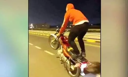 അ​ശ്ര​ദ്ധ​മാ​യ ഡ്രൈ​വി​ങ്;    ന​മ്പ​ർ പ്ലേ​റ്റി​ല്ലാ​ത്ത ബൈ​ക്ക് യാ​ത്രി​ക​രെ   അ​റ​സ്റ്റ് ചെ​യ്ത് ബ​ഹ്‌​റൈ​ൻ ട്രാ​ഫി​ക് ഡ​യ​റ​ക്ട​റേ​റ്റ്