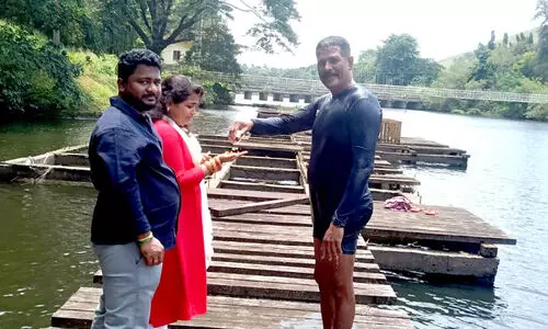 റോപ്പ് വേയിൽനിന്ന് ചെക്ക് ഡാമിൽ വീണ സ്വർണാഭരണം മുങ്ങിയെടുത്ത് മുസ്തഫ