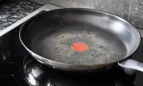 അടുക്കളയിൽ നിത്യവും ഉപയോഗിക്കുന്ന ഈ മൂന്ന് സാധനങ്ങൾ വലിച്ചെറിയൂ; മുന്നറിയിപ്പുമായി എയിംസ് ഡോക്ടർ