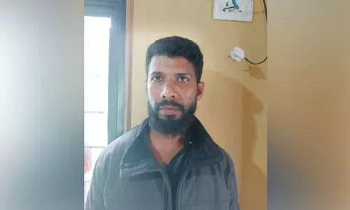 വെ​ടി​യു​ണ്ട​ക​ളു​മാ​യി യു​വാ​വ് പി​ടി​യി​ൽ