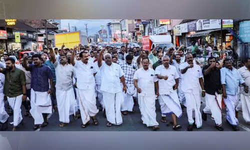 വി​ജ​യ​ന്റെ മ​രു​മ​ക​ൾ പ​ത്മ​ജ​യു​ടെ ആ​ത്മ​ഹ​ത്യ ശ്ര​മം; കോ​ൺ​ഗ്ര​സ് പ്ര​തി​രോ​ധ​ത്തി​ൽ