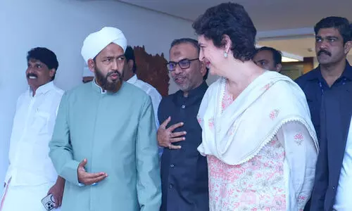 പ്രിയങ്ക ഗാന്ധി മ​ര്‍ക​സ് നോ​ള​ജ് സി​റ്റി​യിൽ; അ​ബ്ദു​ല്‍ ഹ​കീം അ​സ്ഹ​രി​യു​മാ​യി കൂ​ടി​ക്കാ​ഴ്ച