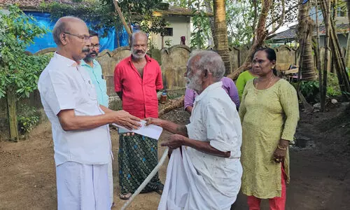 സുരേഷ് ഗോപി മടക്കിയ നിവേദനം  സി.സി. മുകുന്ദൻ എം.എൽ.എ ഏറ്റുവാങ്ങി
