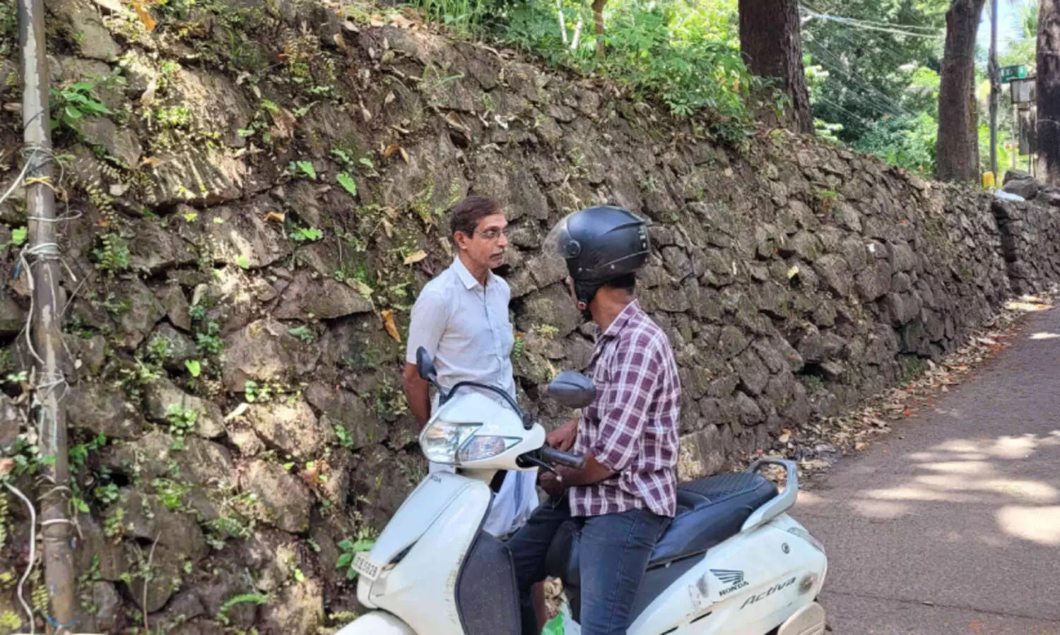 സംസ്ഥാനപാതയുടെ വശത്തെ ഭിത്തി അപകടാവസ്ഥയിൽ