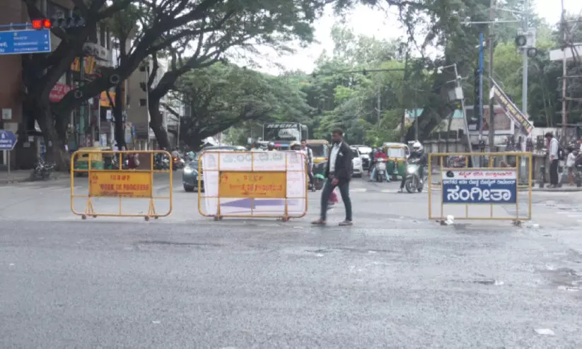 വൈ​റ്റ്​ ടോ​പ്പി​ങ്​: രാ​ജ്​ കു​മാ​ർ റോ​ഡി​ൽ ഗ​താ​ഗ​ത നി​യ​ന്ത്ര​ണം