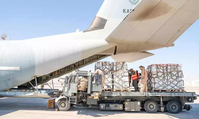 ഗസ്സക്ക് കുവൈത്തിന്റെ കൂടുതൽ സഹായം; 10 ടൺ ഭക്ഷ്യവസ്തുക്കളുമായി എട്ടാമത് വിമാനം ഗസ്സക്ക് കുവൈത്തിന്റെ കൂടുതൽ സഹായം; 10 ടൺ ഭക്ഷ്യവസ്തുക്കളുമായി എട്ടാമത് വിമാനം