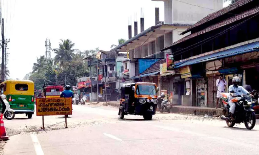 കുടിവെള്ളത്തിനായി റോഡ് വെട്ടിപ്പൊളിച്ചു; കരിപറമ്പ് റോഡിൽ അപകടം തുടർക്കഥ കുടിവെള്ളത്തിനായി റോഡ് വെട്ടിപ്പൊളിച്ചു; കരിപറമ്പ് റോഡിൽ അപകടം തുടർക്കഥ