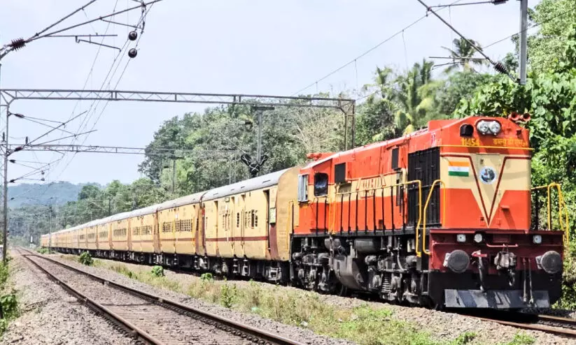 യാത്രക്ലേശം തീരുന്നില്ല; ഗുരുവായൂർ-എറണാകുളം പാസഞ്ചർ കോട്ടയത്തേക്ക് നീട്ടണമെന്ന് ആവശ്യം യാത്രക്ലേശം തീരുന്നില്ല; ഗുരുവായൂർ-എറണാകുളം പാസഞ്ചർ കോട്ടയത്തേക്ക് നീട്ടണമെന്ന് ആവശ്യം