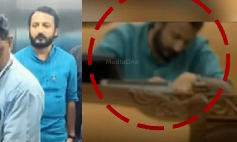 രാഹുലിനോട് സംസാരിച്ചത് ലീഗ് എം.എൽ.എമാർ മാത്രം; ഒന്നും മിണ്ടാതെ കോൺഗ്രസ് എം.എൽ.എമാർ, കട്ടകലിപ്പിൽ പ്രതിപക്ഷ നേതാവ് രാഹുലിനോട് സംസാരിച്ചത് ലീഗ് എം.എൽ.എമാർ മാത്രം; ഒന്നും മിണ്ടാതെ കോൺഗ്രസ് എം.എൽ.എമാർ, കട്ടകലിപ്പിൽ പ്രതിപക്ഷ നേതാവ്