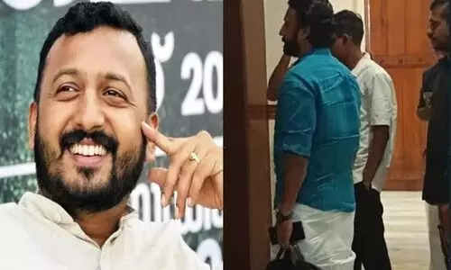 ഊഹാപോഹങ്ങൾക്ക് വിരാമം; രാഹുൽ മാങ്കൂട്ടത്തിൽ സഭയിലെത്തി, നീല കുപ്പായമിട്ട് സുഹൃത്തിന്റെ കാറിൽ വന്നിറങ്ങി ഊഹാപോഹങ്ങൾക്ക് വിരാമം; രാഹുൽ മാങ്കൂട്ടത്തിൽ സഭയിലെത്തി, നീല കുപ്പായമിട്ട് സുഹൃത്തിന്റെ കാറിൽ വന്നിറങ്ങി