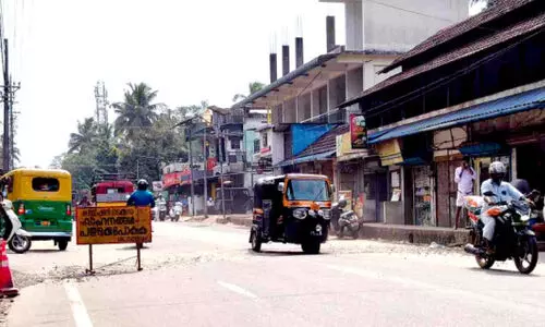 കു​ടി​വെ​ള്ള​ത്തി​നാ​യി റോ​ഡ് വെ​ട്ടി​പ്പൊ​ളി​ച്ചു; ക​രി​പ​റ​മ്പ് റോ​ഡി​ൽ അ​പ​ക​ടം തു​ട​ർ​ക്ക​ഥ