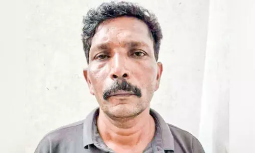 പൊലീസ് ഉദ്യോഗസ്ഥൻ ചമഞ്ഞ് വീട്ടമ്മയിൽ നിന്ന് പണം തട്ടിയ മധ്യവയസ്കൻ പിടിയിൽ