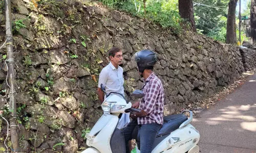 സംസ്ഥാനപാതയുടെ വശത്തെ ഭിത്തി അപകടാവസ്ഥയിൽ