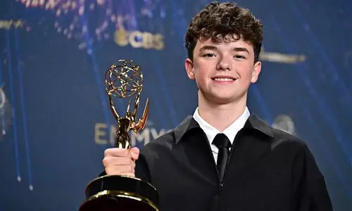 ഫുട്ബോൾ സ്വപ്നം ഉപേക്ഷിച്ച് സിനിമയിലേക്ക്,  15-ാം വയസിൽ എമ്മി പുരസ്കാരം; ചരിത്ര നേട്ടവുമായി അഡോളസെൻസ് താരം ഓവൻ കൂപ്പർ