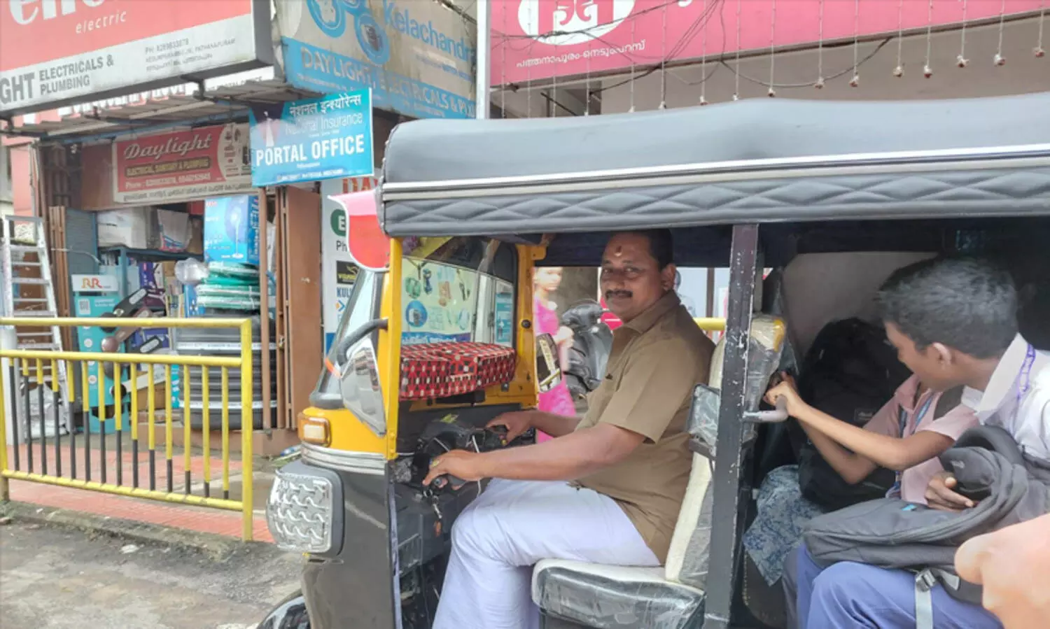 മൃതദേഹം സംസ്കരിക്കാൻ സ്വന്തം സ്ഥലം വിട്ടുനൽകി ഓട്ടോ ഡ്രൈവർ