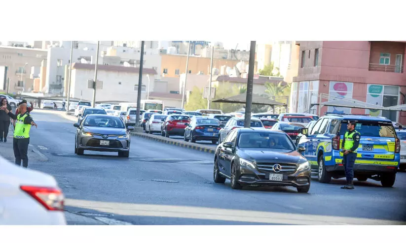 അധ്യയന വർഷാരംഭം: തിരക്ക് നിയന്ത്രിച്ച് ട്രാഫിക് പൊലീസ് അധ്യയന വർഷാരംഭം: തിരക്ക് നിയന്ത്രിച്ച് ട്രാഫിക് പൊലീസ്